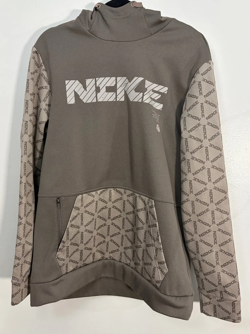 Nike Men’s Gray Geometric Pattern Pullover Hoodie